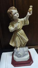 822 Mooie Beeldje - Kind Jezus met Hart in de hand - NECA, Ophalen of Verzenden, Zo goed als nieuw, Beeld(je), Christendom | Katholiek