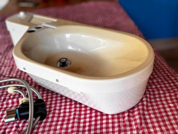 Wastafel ( caravan of camper) met mengkraan en douchefunctie beschikbaar voor biedingen