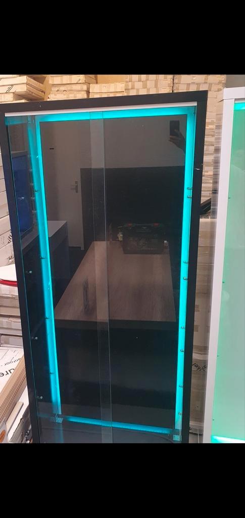 MOOI VITRINE KAST MET LED, Huis en Inrichting, Bureaus, Ophalen