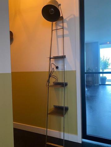 Industriële vloerlamp van metaal met 3 plateaus  beschikbaar voor biedingen