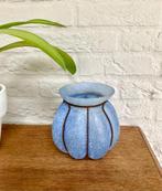 Blauwe Art Deco vaas. Glas geblazen in ijzeren raster., Huis en Inrichting, Gebruikt, Blauw, Ophalen of Verzenden, Glas