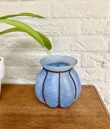 Blauwe Art Deco vaas. Glas geblazen in ijzeren raster.  beschikbaar voor biedingen
