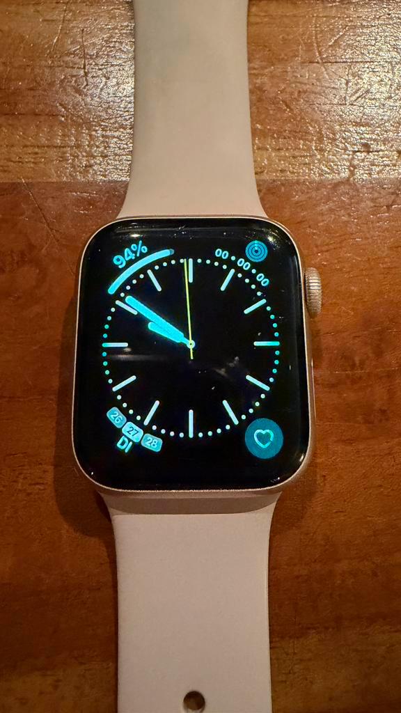 Apple watch serie 4 limited edition rosegoud 40mm, Sieraden, Tassen en Uiterlijk, Smartwatches, Zo goed als nieuw, iOS, Roze, Afstand