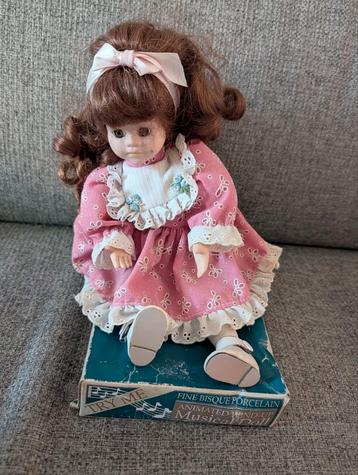 Musical doll porselein  beschikbaar voor biedingen
