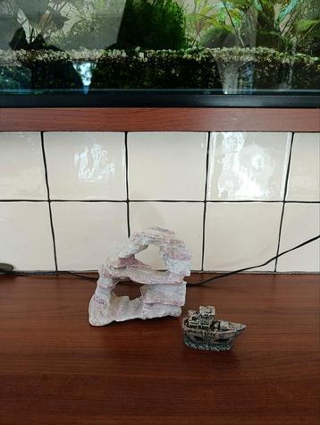 2 ornamenten voor in aquarium  beschikbaar voor biedingen