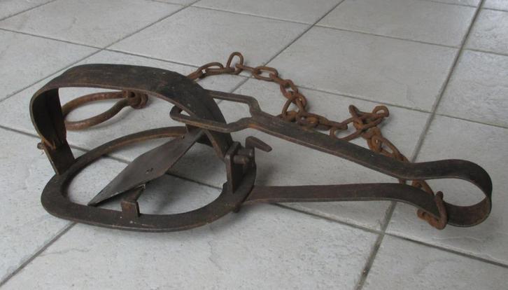 "Antique Western Trap" Val Klem., Hobby en Vrije tijd, Overige Hobby en Vrije tijd, Gebruikt, Ophalen of Verzenden