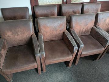 Gratis 8 stoelen beschikbaar voor biedingen