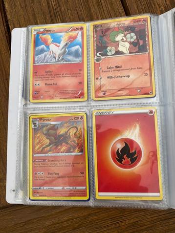 Te koop heel veel pokemon kaarten nog meer als op de fotos beschikbaar voor biedingen