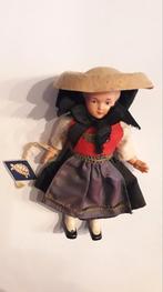 Klederdracht poppen 2 stuks met schildpadlabel, Ophalen of Verzenden, Pop