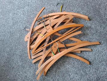 Houten kledinghangers beschikbaar voor biedingen