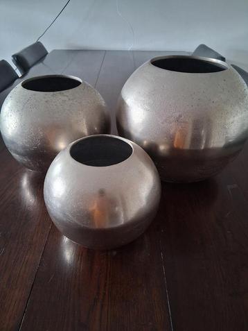 Zilverkleurige Bol Bloempotten Set van 3 beschikbaar voor biedingen