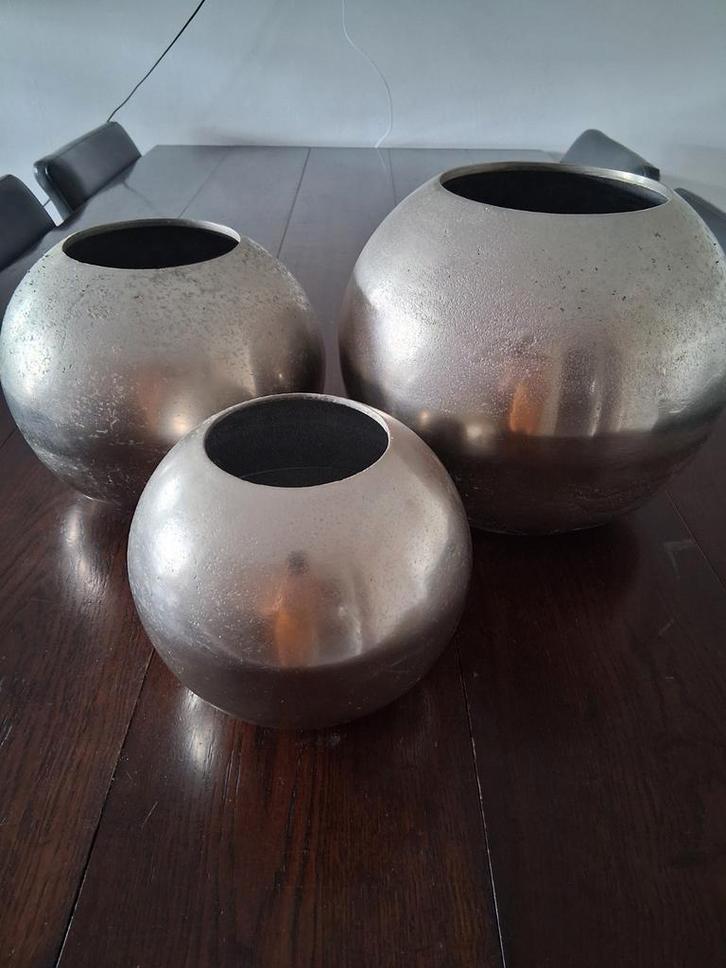 Zilverkleurige Bol Bloempotten Set van 3, Huis en Inrichting, Woonaccessoires | Vazen, Zo goed als nieuw, Overige kleuren, Minder dan 50 cm
