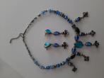 Zilverkleur ketting + oorhangers met blauwe kralen en steen, Ophalen of Verzenden, Nieuw, Blauw, Overige materialen