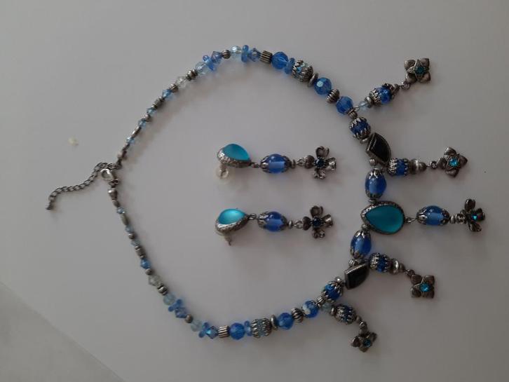 Zilverkleur ketting + oorhangers met blauwe kralen en steen, Sieraden, Tassen en Uiterlijk, Kettingen, Nieuw, Overige materialen