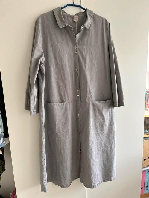 Ischiko lange jurk grijs/wit, met knoopjes tot onderaan mt 4, Kleding | Dames, Jurken, Zo goed als nieuw, Maat 42/44 (L), Grijs