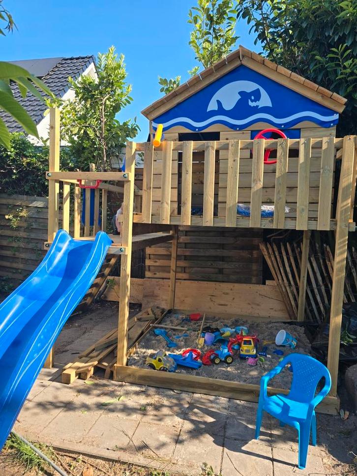 Speeltoestel met glijbaan,2 schommels en keukentje., Kinderen en Baby's, Speelgoed | Buiten | Speeltoestellen, Zo goed als nieuw