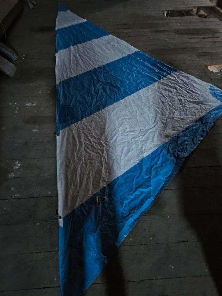 Blauw/wit fok met leuvers - 650x510x295 cm - inc zeilzak, Watersport en Boten, Zeilen en Zeiltoebehoren, Gebruikt, Genua of Fok