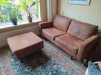 Mooie cognac kleurige imitatielederen 2 zits met poef, Ophalen of Verzenden, Zo goed als nieuw
