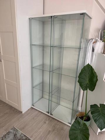 2 IKEA DETOLF vitrinekast wit – glazen kast beschikbaar voor biedingen