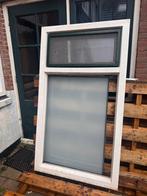 Gratis kunstof kozijn, Doe-het-zelf en Verbouw, Ophalen, Gevelraam of Ruit, Gebruikt, 80 tot 120 cm