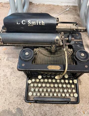 Antieke LC Smith desktop typemachine uit 1926. beschikbaar voor biedingen