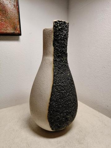 2872 Moderne Keramiek Vaas met Relief beschikbaar voor biedingen