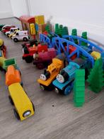 Houten treinen, auto’s  en rails plus vele accessoires, Kinderen en Baby's, Speelgoed | Houten speelgoed, Ophalen, Zo goed als nieuw