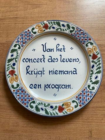 Blauw wandbord met tekst beschikbaar voor biedingen