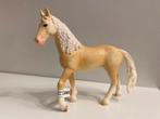 Schleich 13911 Akhal teke hengst met vaan / label, Ophalen of Verzenden, Zo goed als nieuw, Paard, Beeldje of Figuurtje