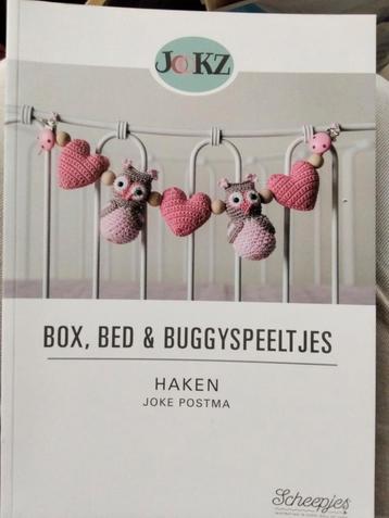 Joke Postma - Box, bed en buggyspeeltjes haken beschikbaar voor biedingen