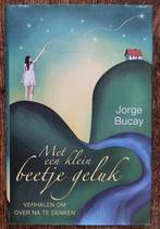 Met een klein beetje geluk - Jorge Bucay - hardcover - IZGST, Jorge Bucay, Spiritualiteit algemeen, Overige typen, Ophalen of Verzenden