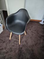 Zwarte bureaustoel met houten poten, Ophalen