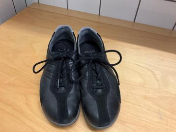 Mooie lederen sportschoenen  beschikbaar voor biedingen