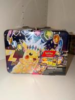Pokemon Pikachu & Tyranitar Back to school Collectors Chest, Ophalen, Nieuw, Overige typen, Foil