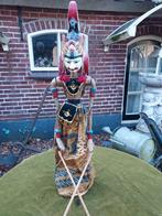 Indische wajangpop met rode kwastjes en vogel., Verzenden