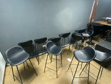 Zwarte barstoelen, gebruikt maar stevig en comfortabel beschikbaar voor biedingen