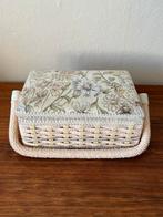 Vintage naaidoos geborduurd bloemen bewaardoos sieraden, Huis en Inrichting, Verzenden, Zo goed als nieuw, Rechthoekig, Riet