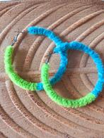 Fluffy Neon Oorbellen - Carnaval/Disco, Sieraden, Tassen en Uiterlijk, Oorbellen, Overige materialen, Hangers, Nieuw, Ophalen of Verzenden