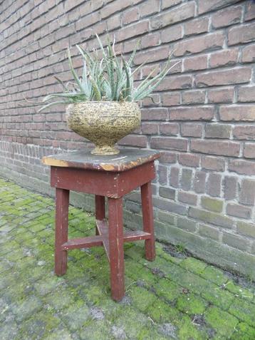 Antieke kruk of tafeltje hout vintage brocante beschikbaar voor biedingen