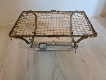 vintage babyweegschaal beschikbaar voor biedingen