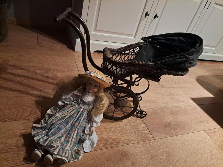 Antieke poppenwagen met porseleinen pop, Antiek en Kunst, Antiek | Speelgoed, Ophalen