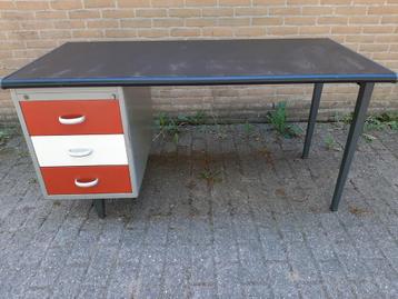 Vintage stalen Gispen bureau met 3-ladenblok. beschikbaar voor biedingen