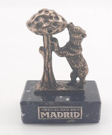 De Beer en de Aardbeiboom Souvenir Madrid marmeren sokkeltje beschikbaar voor biedingen