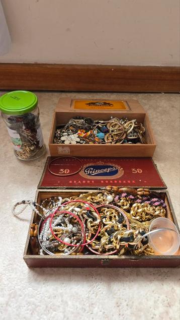 Antieke Sieraden Collectie in Vintage Dozen beschikbaar voor biedingen