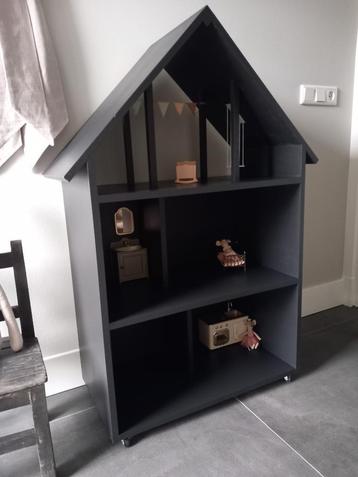 Houten poppenhuis beschikbaar voor biedingen