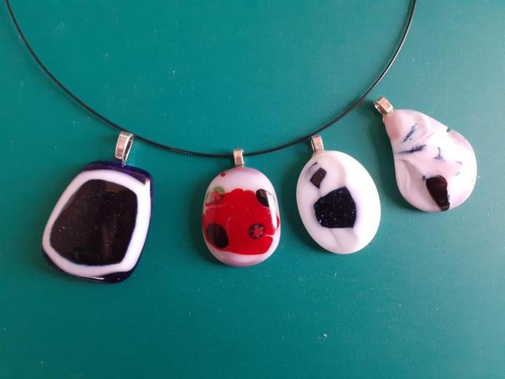 Sieraad / hangertje van glas, Sieraden, Tassen en Uiterlijk, Antieke sieraden, Hanger, Overige materialen, Ophalen of Verzenden