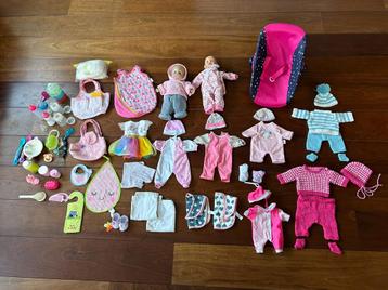 Twee poppen en heel veel accessoires,waaronder van baby Born