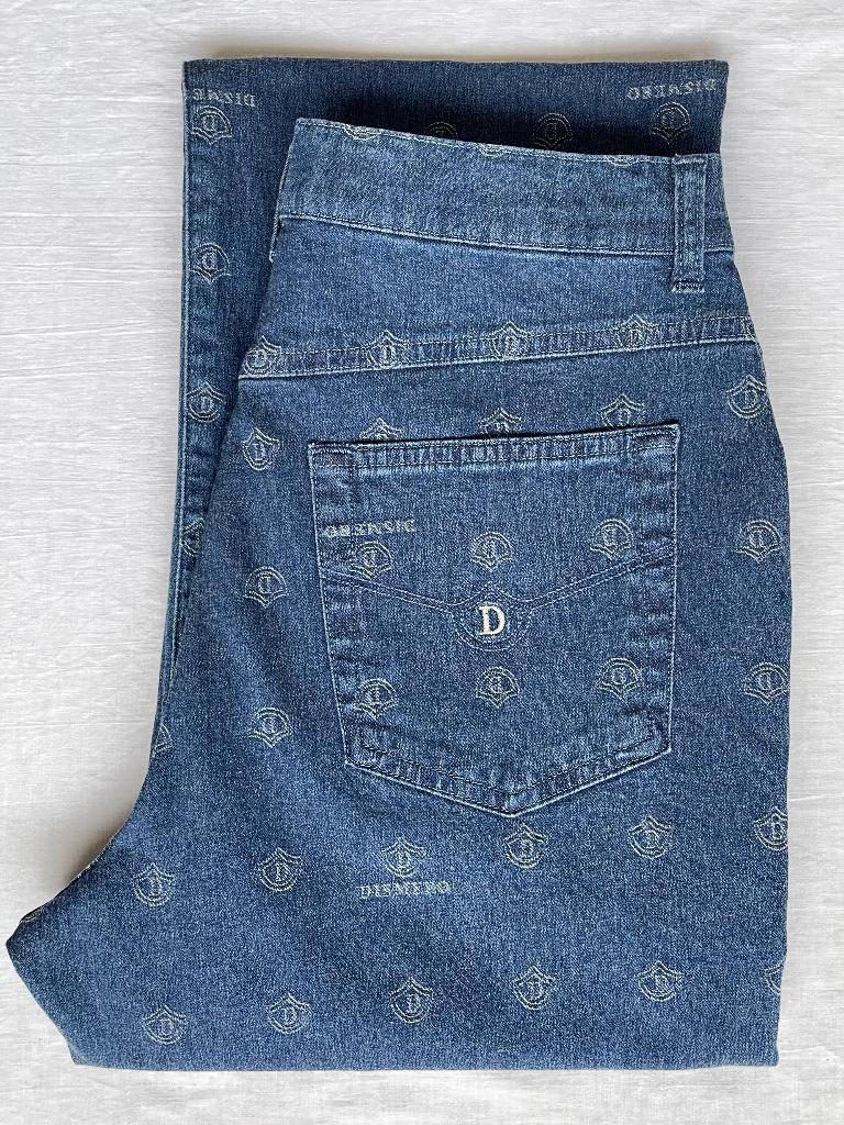 blue jeans met logo's van Dismero, Blauw, Nieuw, Ophalen of Verzenden, W30 - W32 (confectie 38/40)