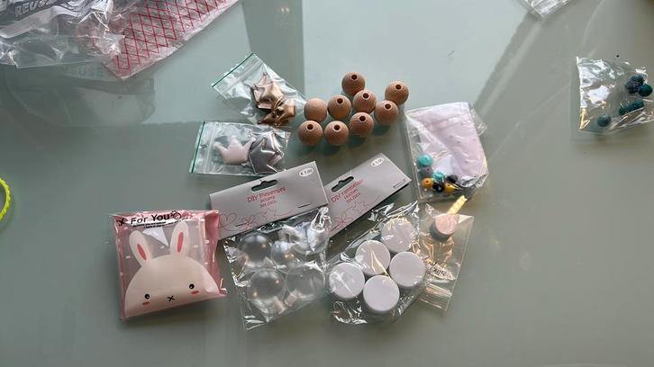 Knisperfolie, rammelaartjes, piepertjes, kralen, Hobby en Vrije tijd, Naaien en Fournituren, Zo goed als nieuw, Knoop of Knopen