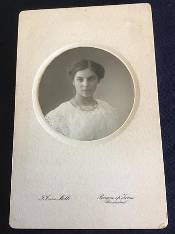 Kabinetfoto, Jongedame, J.J. van Melle, Bergen op Zoom beschikbaar voor biedingen